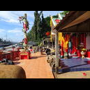 Ein Tempel am Highway, der die Fahrer veranlasst, dreimal zu hupen